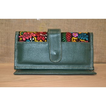 Portfel duży skórzany ciemno zielony z kwiatowym kolorowym haftem .